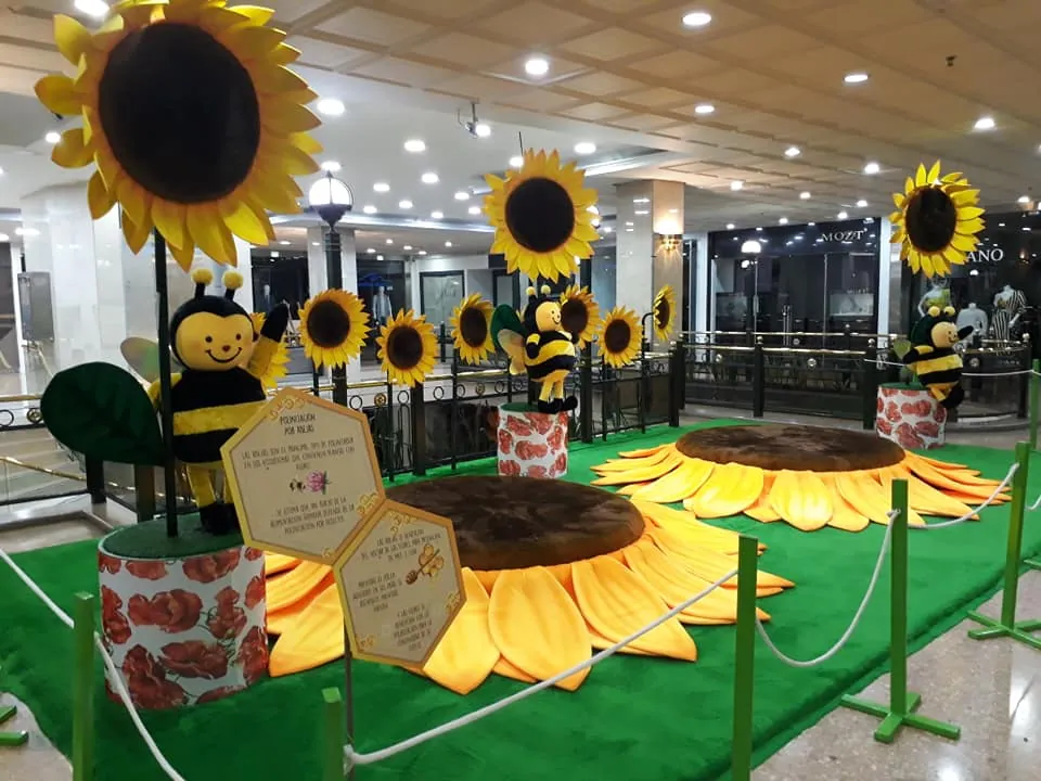 Decoración de girasoles en centro comercial