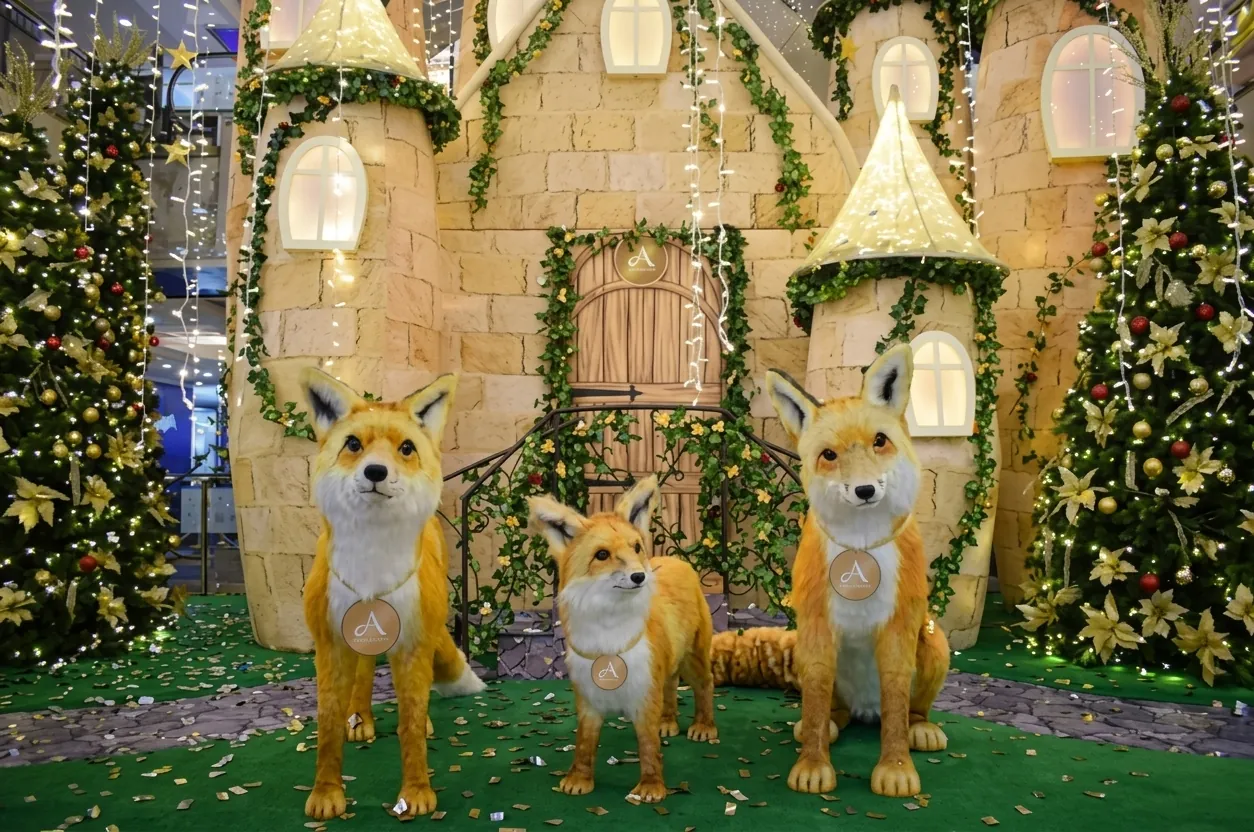 Decoración navideña en centro comercial