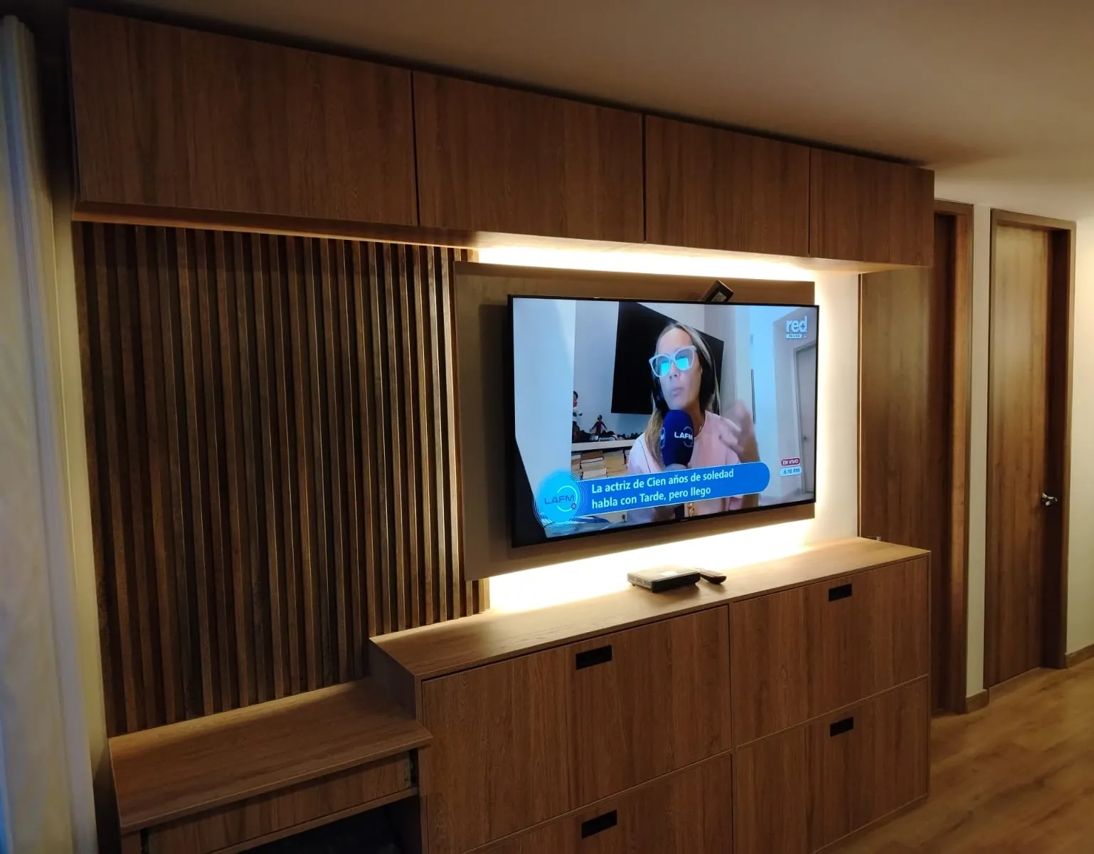 Mueble de TV con listones e iluminación LED