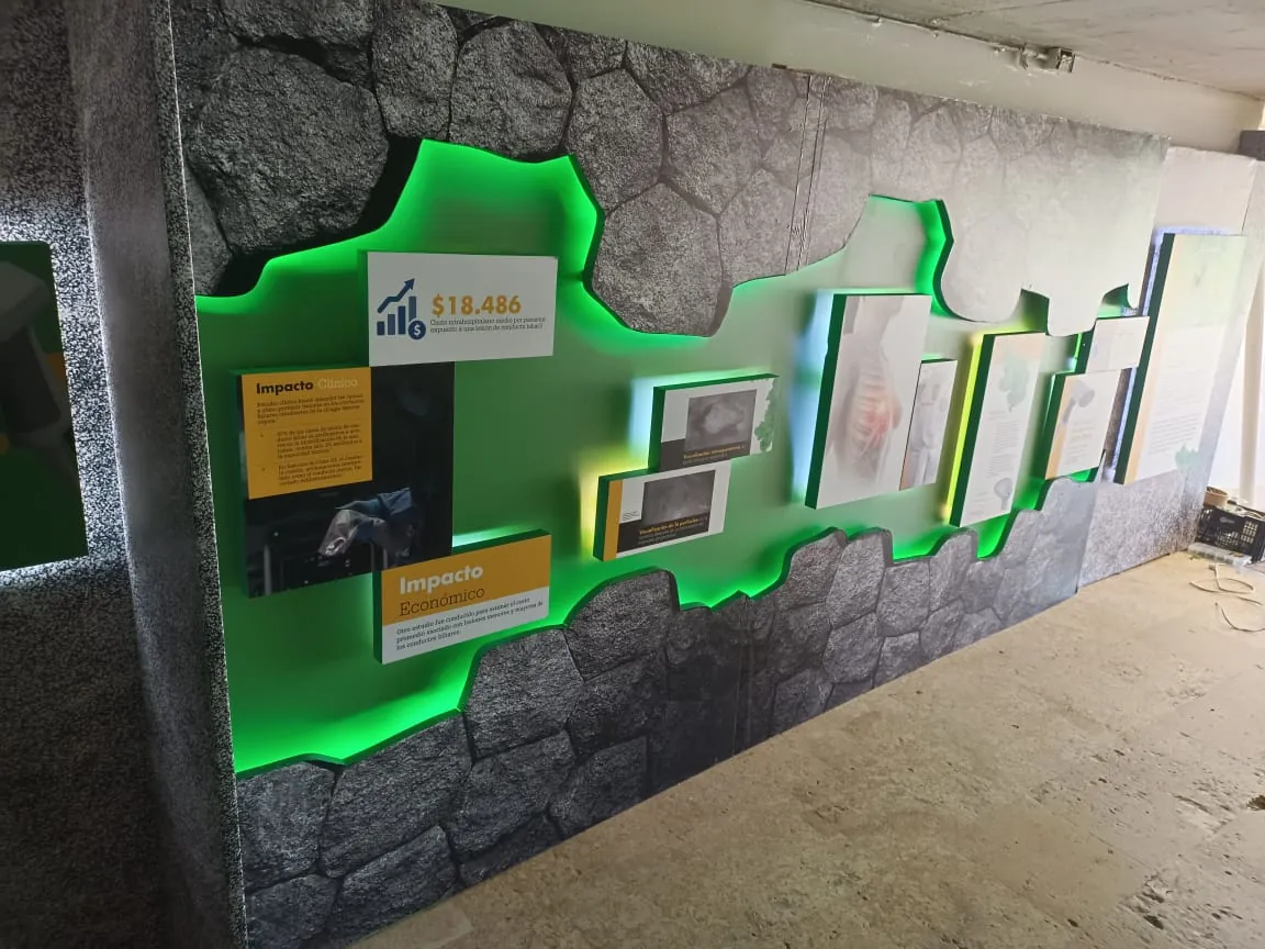Muro decorativo con iluminación verde